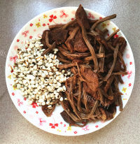 保健汤茶树菇煲大骨汤做法图解6)