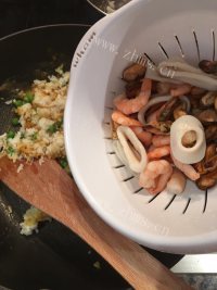 美味的海鲜咖喱蛋炒饭做法图解10)
