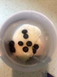 自制蓝莓奶昔做法图解2)