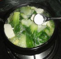 诱人的青菜豆腐汤做法图解9)