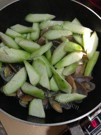 家常菜丝瓜炒花蛤做法图解5)