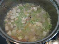 营养丰富的鲜虾豆腐汤做法图解6)