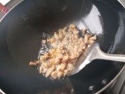 口感丰富的咸鱼鸡粒炒饭做法图解6)