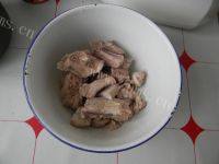 自制排骨炖豆角做法图解1)