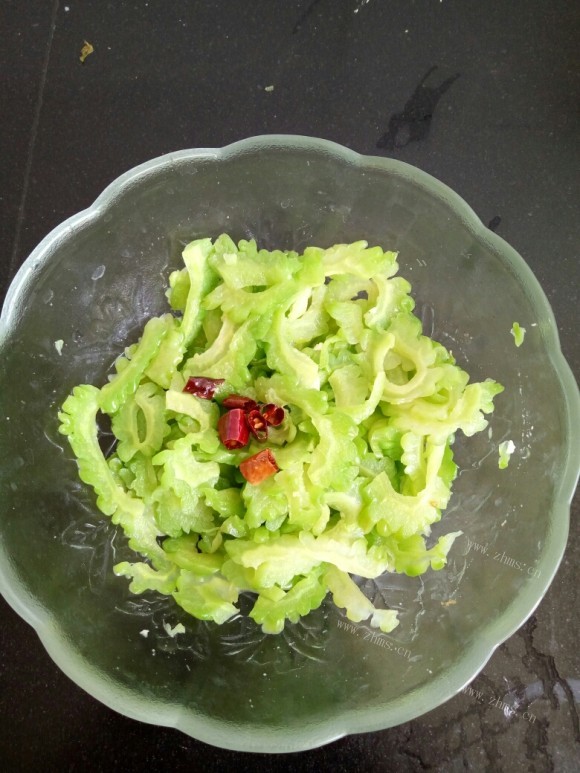 色香味俱全的凉拌苦瓜