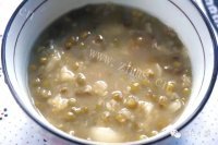 美味的绿豆百合汤