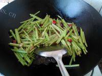 家常菜芹菜炒肉丝做法图解8)