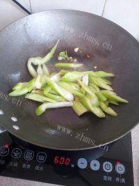 营养丰富的西芹炒牛肉做法图解2)