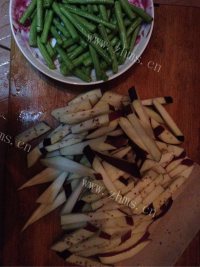 色味俱佳的豆角炒茄子做法图解2)
