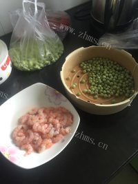 家常菜豌豆炒虾仁做法图解1)