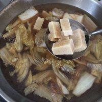 诱人的白菜炖冻豆腐做法图解9)
