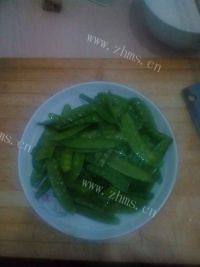 家常菜荷兰豆炒香肠做法图解1)