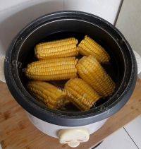 很有食欲的煮水果玉米做法图解5)
