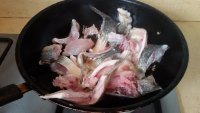 美味农家木耳烧鱼块做法图解5)