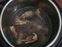 黑豆凤爪汤自制做法图解15)