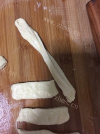 咸甜适中的炸油条做法图解5)