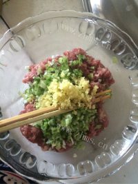 自制猪肉芹菜馅饺子做法图解4)