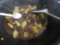 常吃不腻的牛肉炖土豆做法图解12)