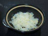 酥嫩花生银耳粥做法图解3)