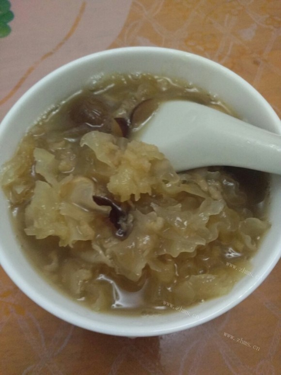 花生银耳红枣桂圆粥