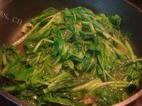 简单的蒜香菠菜做法图解3)