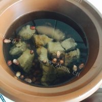 好喝的核桃花生猪尾汤做法图解5)