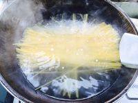 美味的番茄肉酱意面做法图解4)