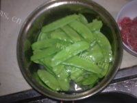 美味的荷兰豆炒肉片做法图解2)