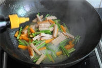 营养周到的蒜苔胡萝卜炒午餐肉的做法图解六