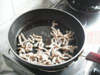 家常菜肉丝炒香芹做法图解5)