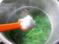 美味油菜蕻面结龙骨汤做法图解8)