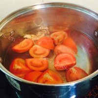 美味的番茄鱼头汤做法图解6)