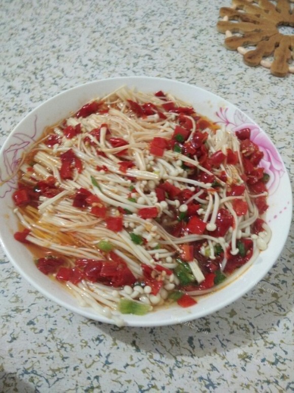 鲜美可口的剁椒蒸金针菇