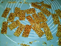 好吃的瓜子薄片糖做法图解13)
