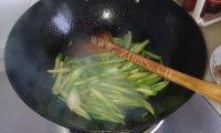 鲜甜芹菜炒腊肉做法图解5)