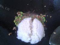 家常毛豆肉末炒饭做法图解6)