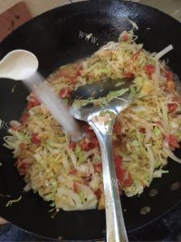 家常菜洋白菜炒西红柿做法图解5)