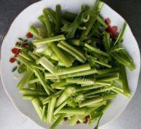 自制芹菜炒粉条做法图解2)