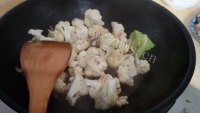 家常菜香菇炒花菜做法图解5)