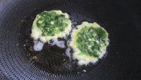 在家做的韭菜鸡蛋饼做法图解7)