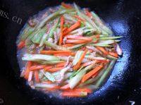 家常菜芹菜胡萝卜炒肉做法图解5)
