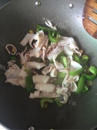 美味的青椒炒鱿鱼做法图解4)