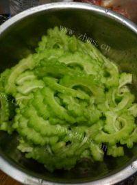 家常菜苦瓜炒肉做法图解1)