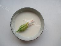 超简单酥炸南瓜花做法图解7)