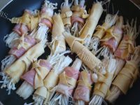 营养美味的培根豆皮金针菇卷做法图解6)