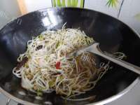 家常菜酸辣绿豆芽做法图解8)