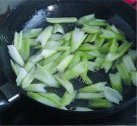 清香可口的芹菜炒肉做法图解6)