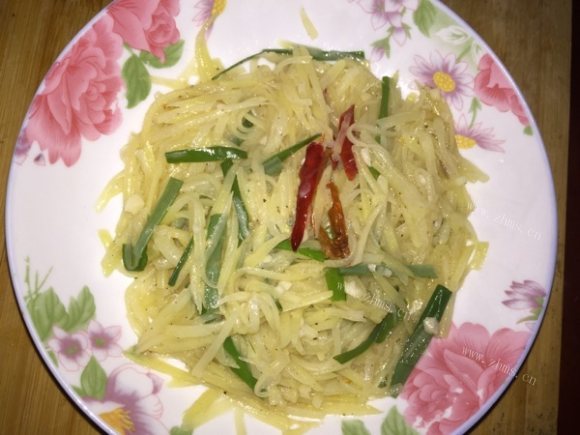 热腾腾的酸辣土豆丝