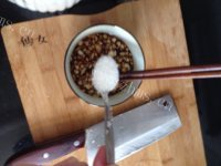 美味的凉拌手撕茄子做法图解5)