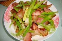 鲜甜芹菜炒腊肉